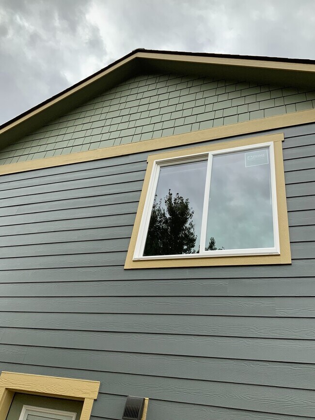 Building Photo - 4.5 Bathrooms ! 4 large bedrooms! Close to CWU