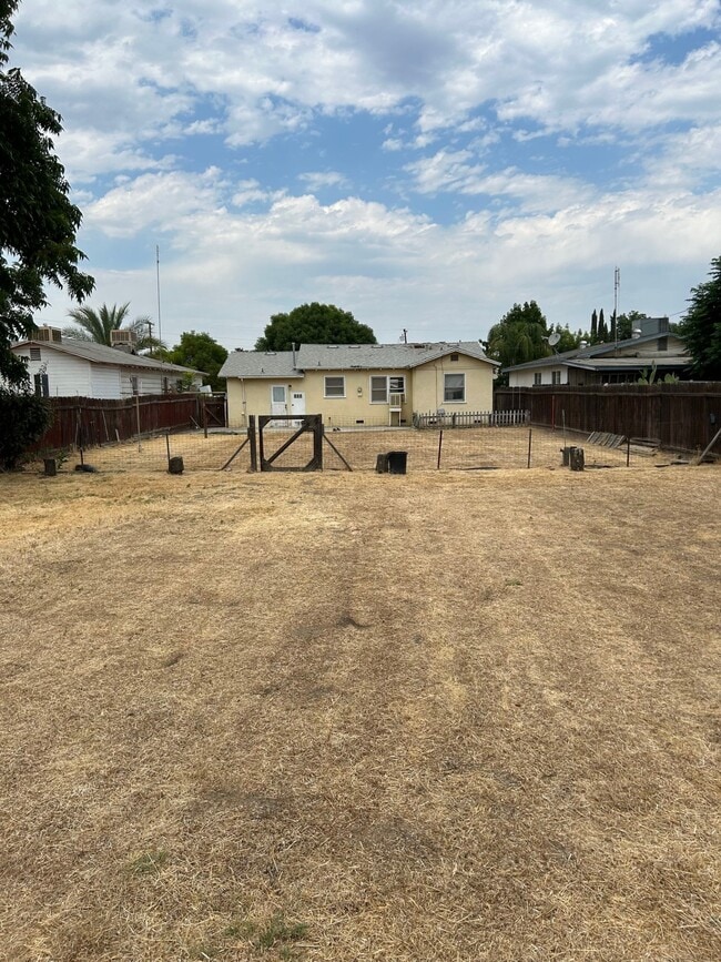 Building Photo - 450 S Santa Clara St