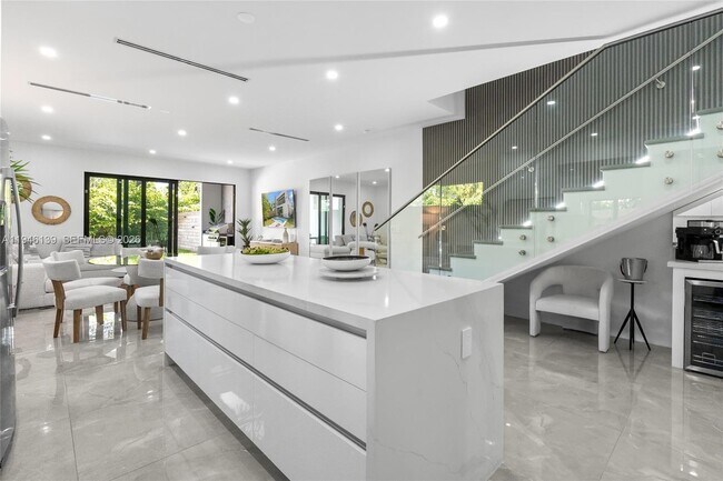 Building Photo - 325 SW 16th St