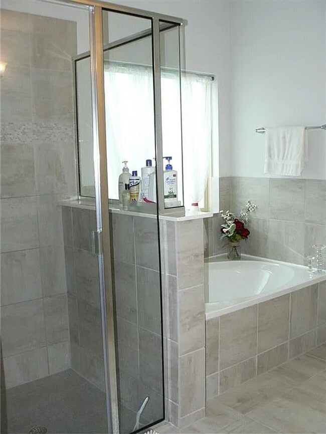 Building Photo - Coming Soon 4BR/2.5BA w/ Fenced Yard + Assigned Parking in Round Rock, TX