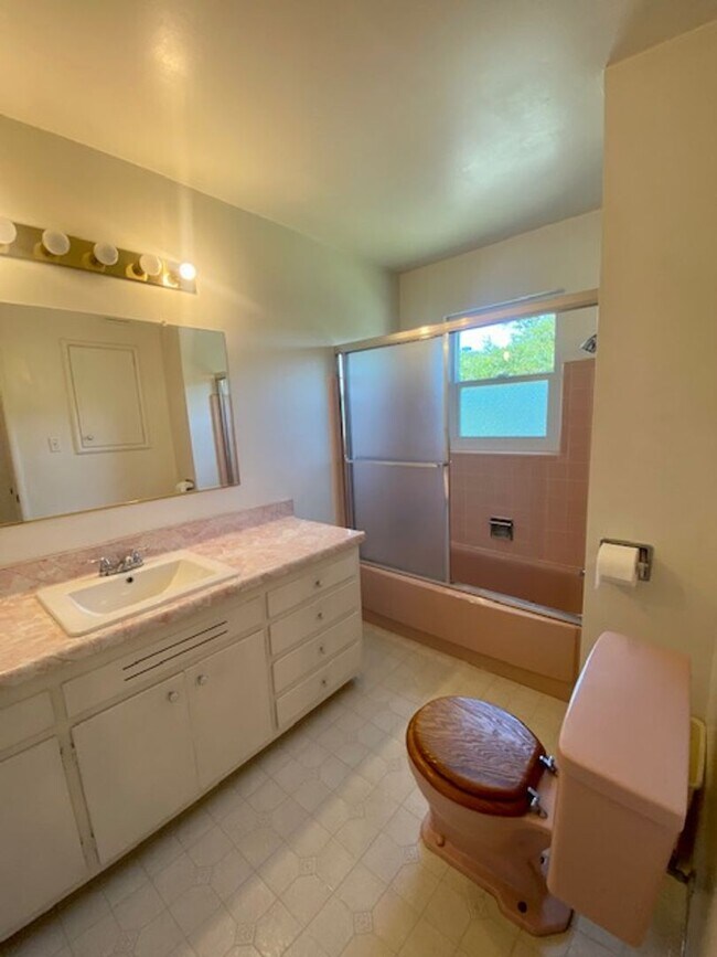 Building Photo - 1542 Rancho View Dr