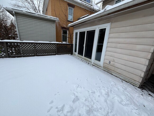 Building Photo - Beautiful 3 Bedroom Home with Large Back Yard and Deck!