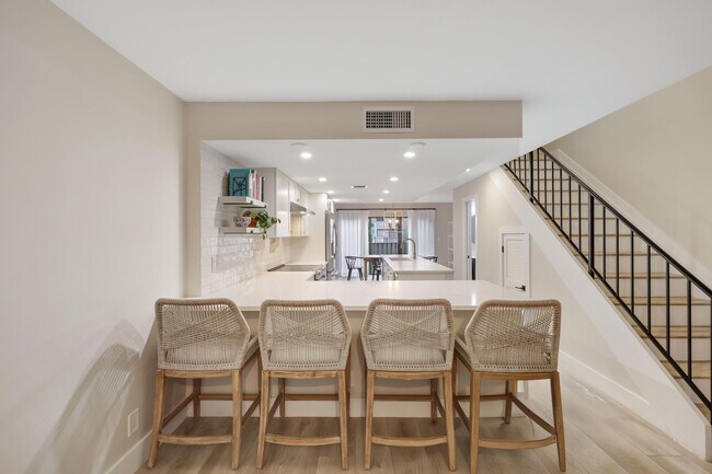 Building Photo - 6021 Bayview Dr