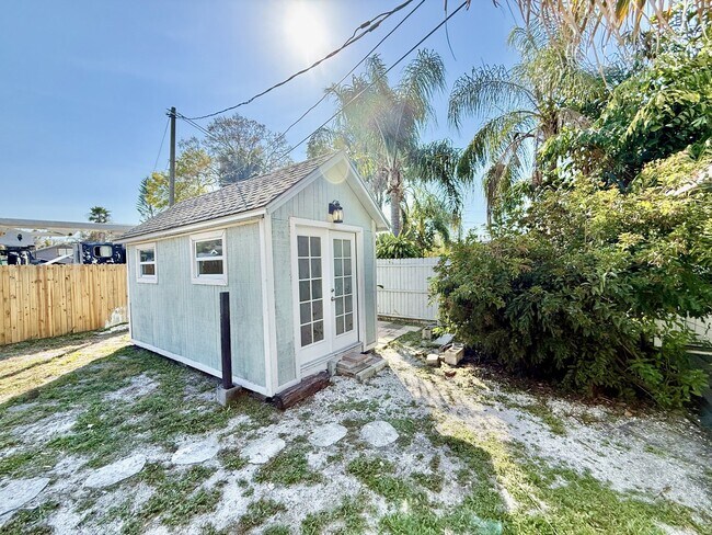 Building Photo - 713 Smith St