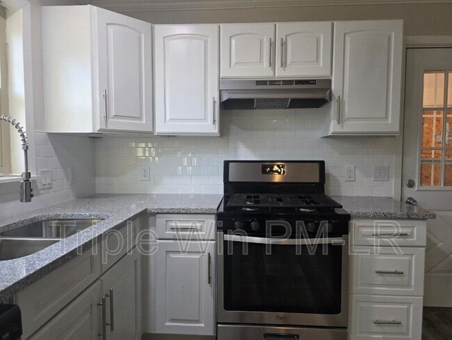 Building Photo - 608 W Martin St