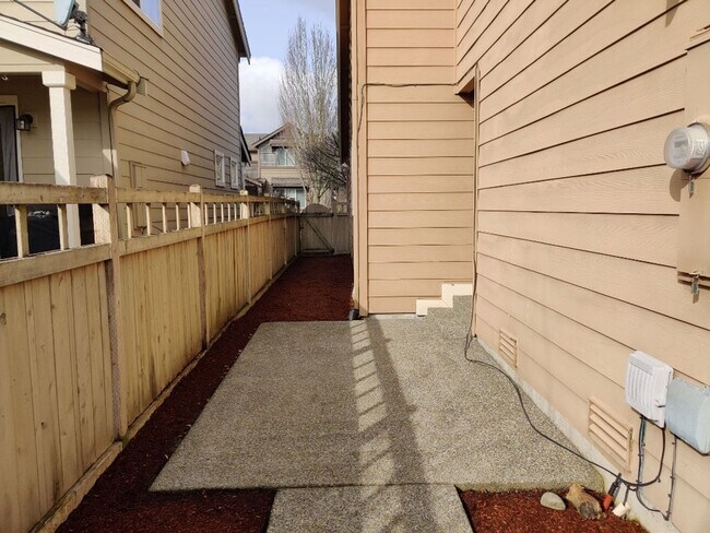 Building Photo - Townhome w/ New Paint