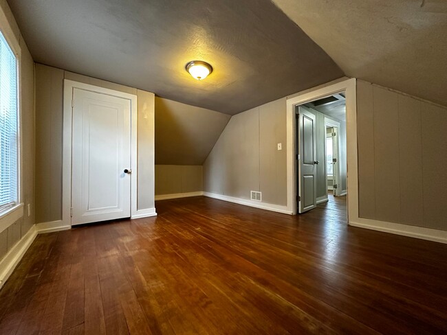 Building Photo - Recently Renovated 3 Bedroom 1 Bath Single...