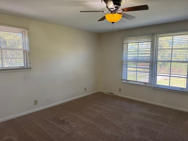Building Photo - 9019 Meadowlawn Dr