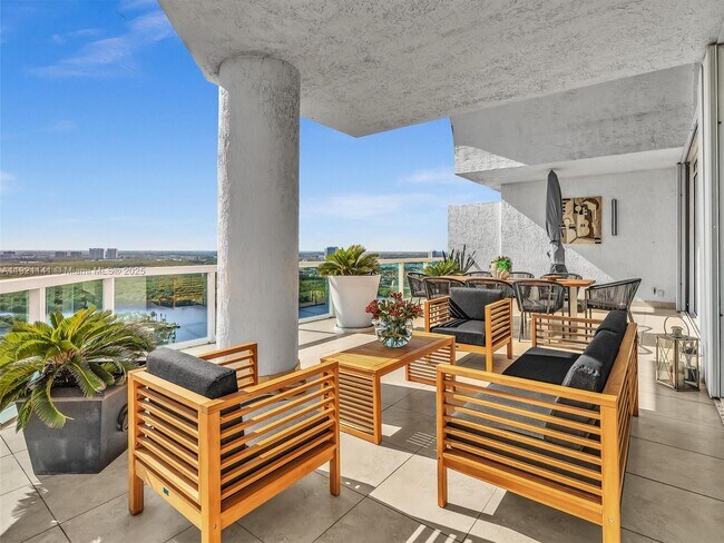 Building Photo - 16500 Collins Ave