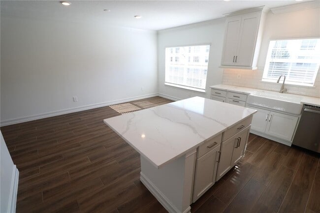 Building Photo - 4510 S Manhattan Ave