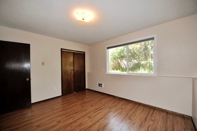 Building Photo - 2 bed 1 bath apartment (4plex building) lower unit