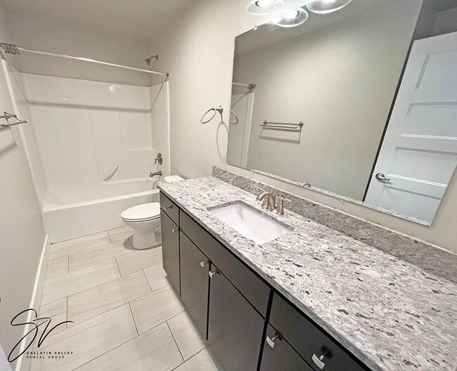 Building Photo - Three Bedroom Townhome with AC, Fenced Yard