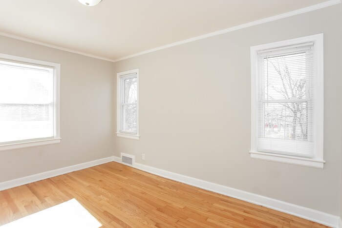 Building Photo - 5004 Glenside Dr