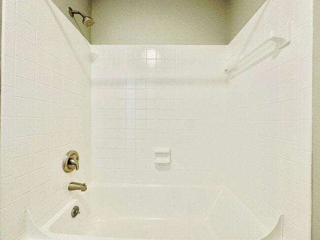Building Photo - Newly Renovated 2 Bed, 2.5 Bath Chapel Hil...