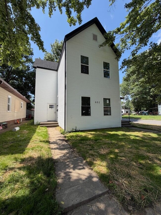 Building Photo - 601 E Gum St
