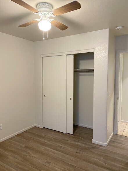 bedroom - 2456 E Winchester Pl