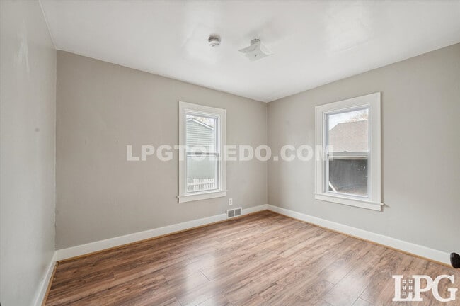 Building Photo - 2224 W Sylvania Ave