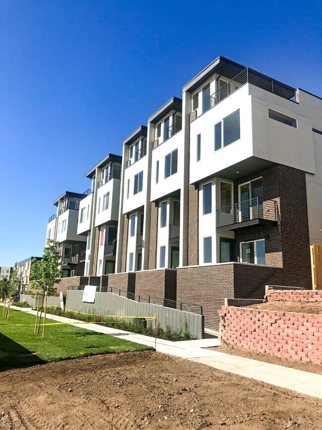 Building Photo - $3,175.00 - 2 Bedrooms, 2.2 Bathrooms, Tow...