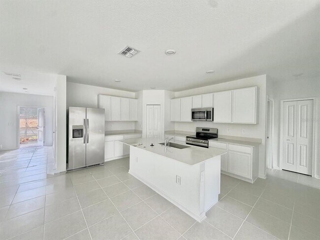 Building Photo - 2142 Chris Dr