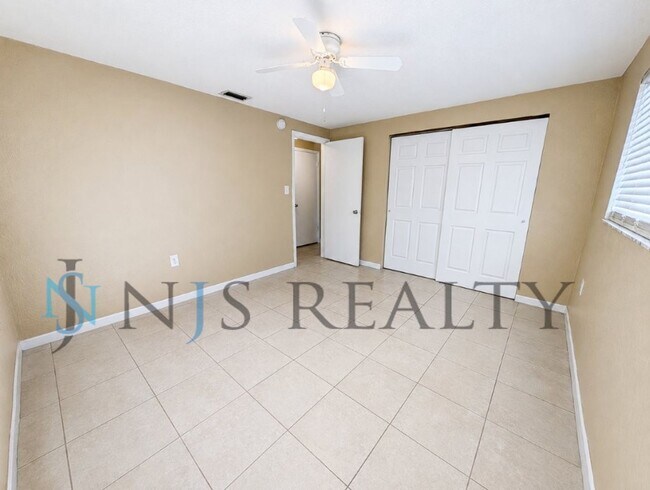 Building Photo - 3034 Roxbury Dr