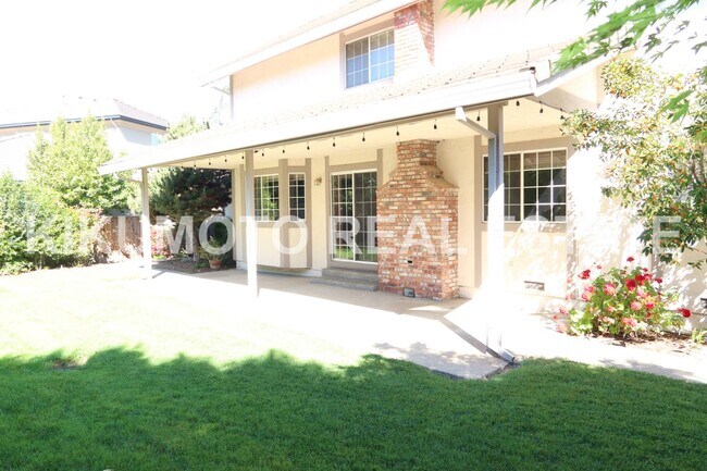 Building Photo - Riverlake 4 bedroom, 3 bath, 3 car home