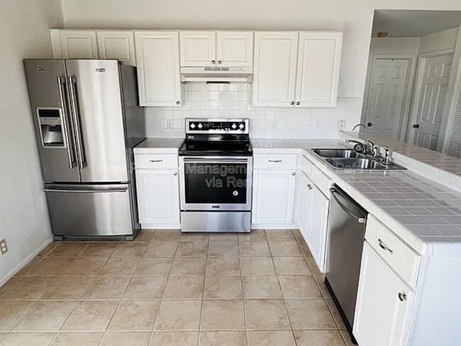 Building Photo - 805 St Petersburg Dr W