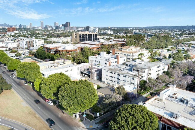 Primary Photo - 332 N La Peer Dr