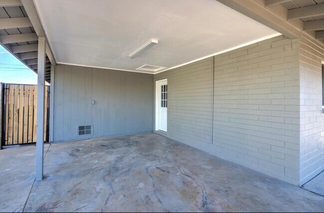 Building Photo - 1424 W 6th Pl