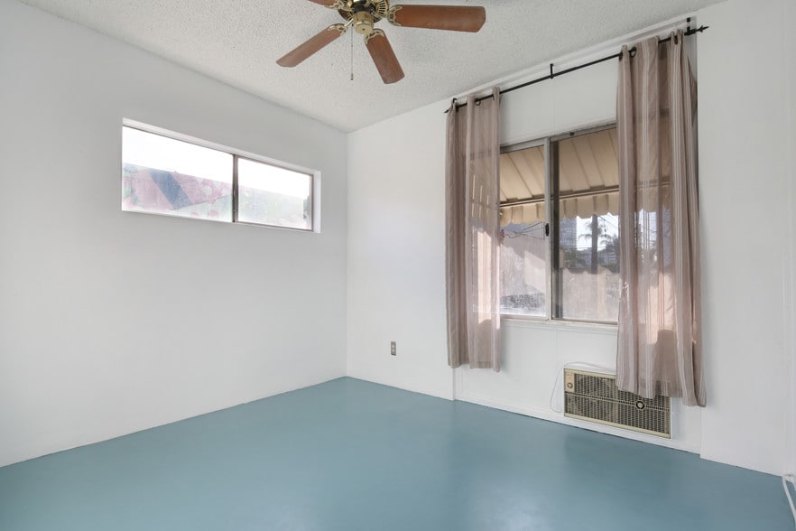 Corner unit bedroom with ceiling fan and AC - 250 Linden Ave