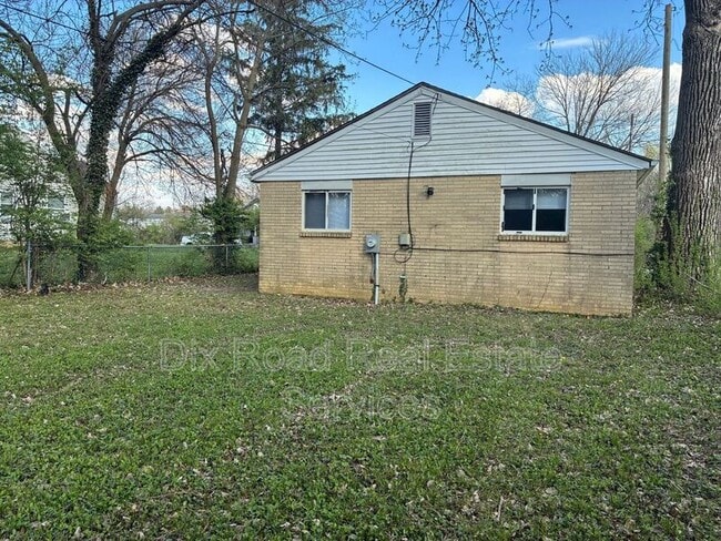 Building Photo - 2609 Fairport Ave