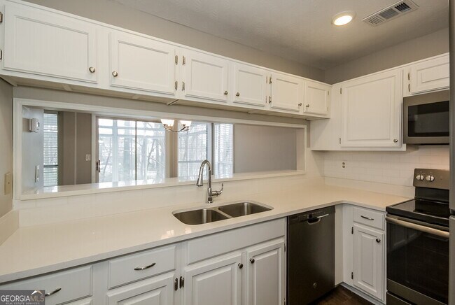 Building Photo - 871 Hampton Hill Ct
