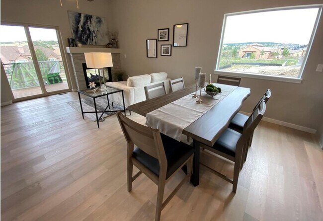 Building Photo - Flying Horse Luxury 4 Bed Townhouse with Mt. Views