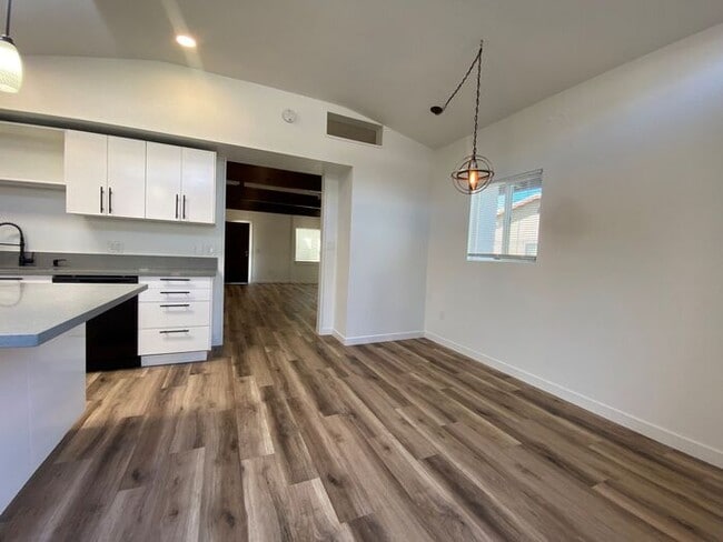 Building Photo - Stunning 2 Bed / 2 Bath Home Near Lake Murray!