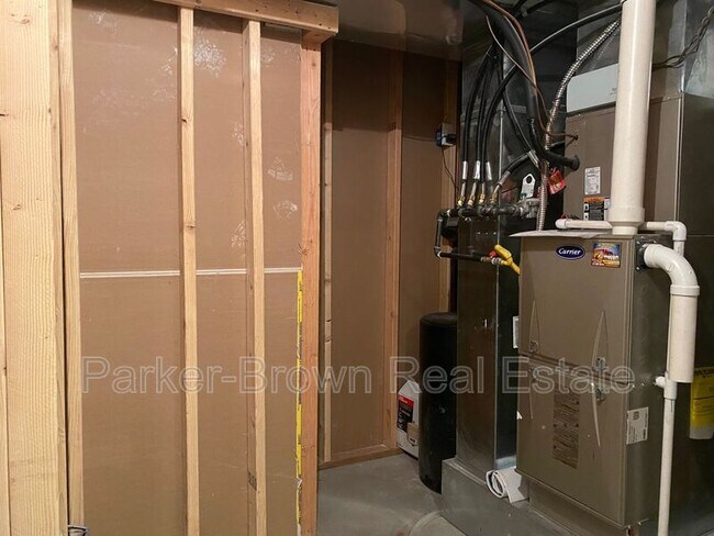 Building Photo - 5561 W Pkwy W