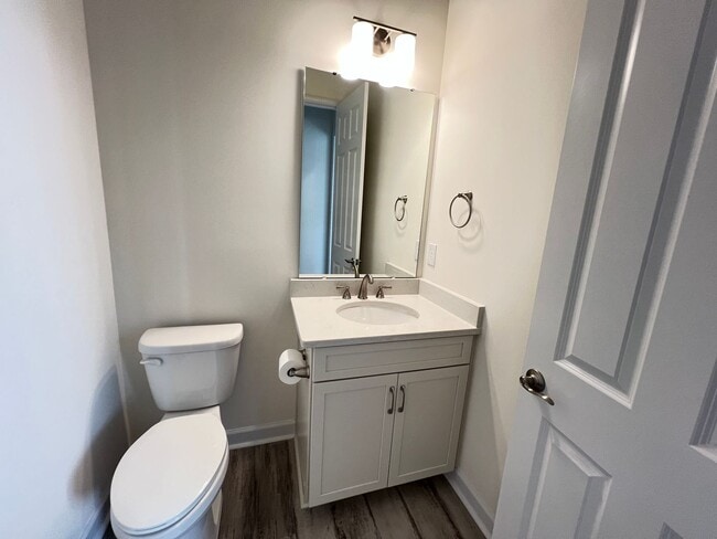 Building Photo - Luxury 2BR Townhome in Market Common | Walkable + Pool | Available Now