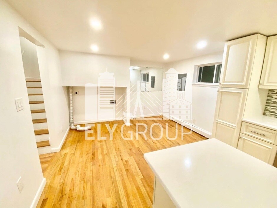 Building Photo - 96 Amherst Ave