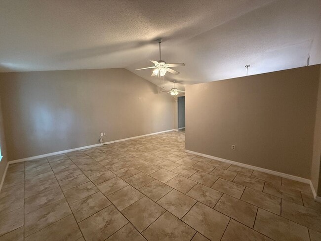 Building Photo - Spacious 2 Bedroom, 2 Bath, 2 car garage Home For Rent in New Port Richey!