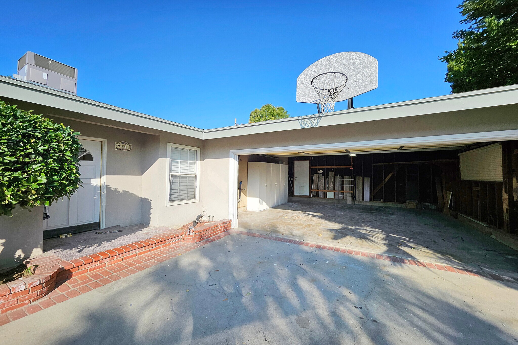 Building Photo - 9321 Donna Ave