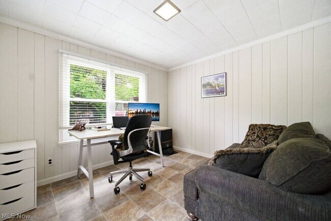 Building Photo - 2391 Channing Rd