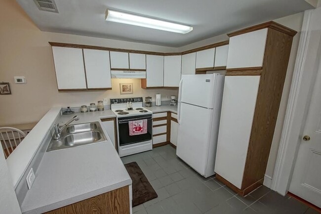 Building Photo - 1446 St Mary St