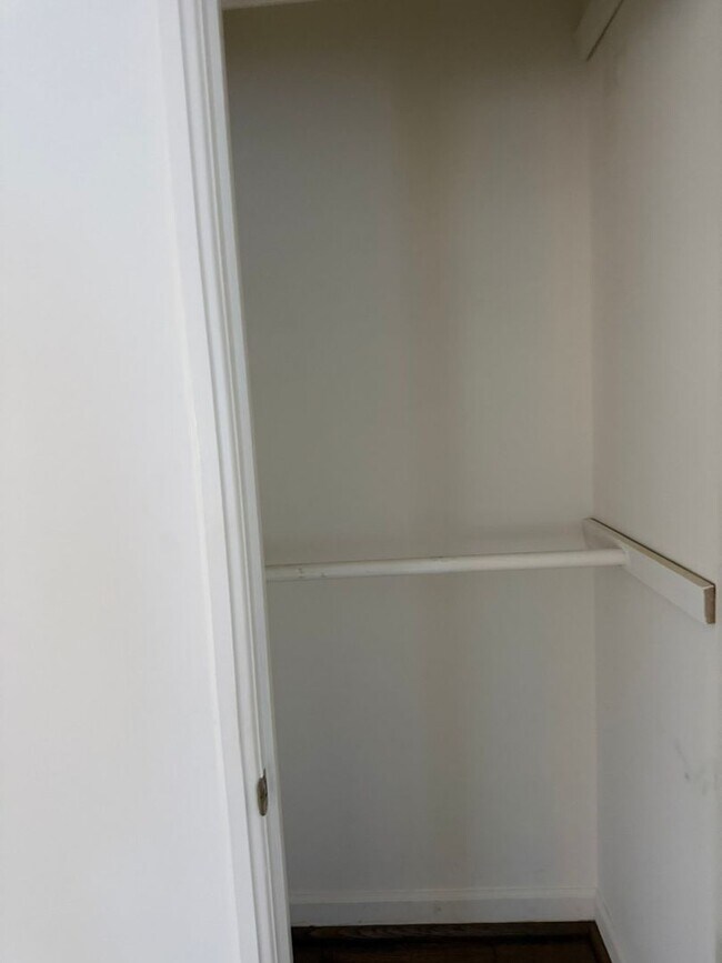 Building Photo - Beautiful 2 Bed 2 Bath Clarendon End-Unit ...