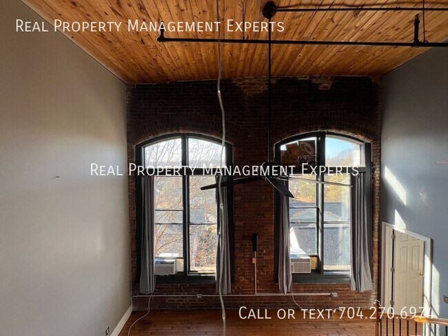 Building Photo - 201 S Hoskins Rd