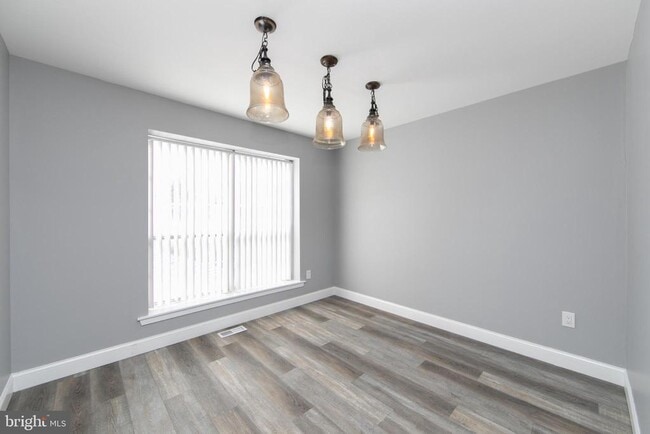 Building Photo - 131 Crossing Way