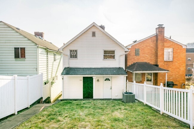 Building Photo - AVAILABLE SEPT 1ST!! UPDATED & SPACIOUS 3-...