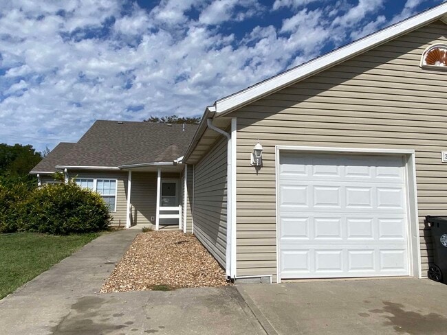 Building Photo - 2127 Highridge Dr