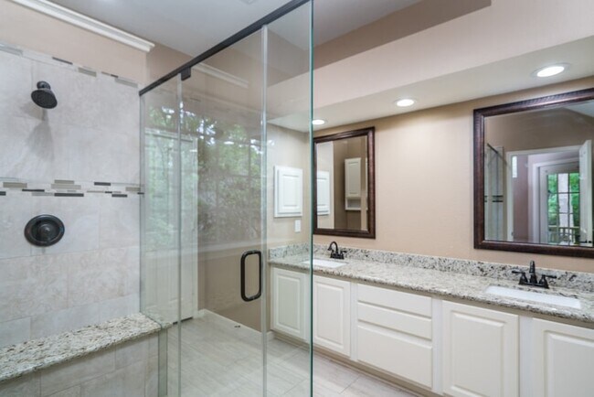 Building Photo - 66 Lakeridge Ct