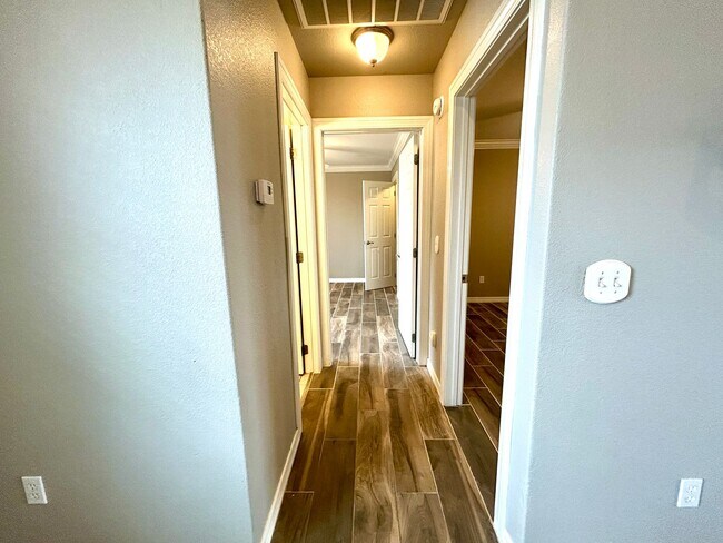 Building Photo - Spacious 3 bed 2 bath Single Family with a Large Fenced Backyard!