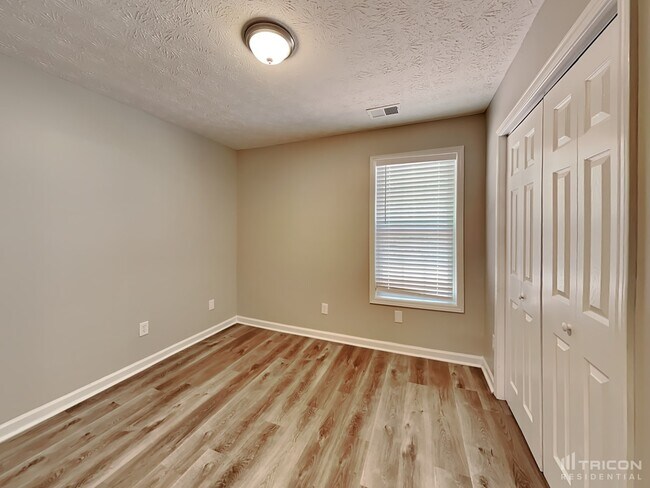 Building Photo - 449 Sarah's Ln