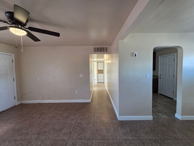 Building Photo - Phoenix 3 Bed/1 Bath - No HOA