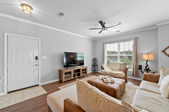 Building Photo - Luxurious Condo Living in Gated Stonegate ...